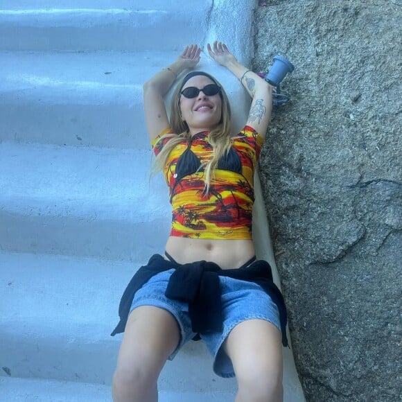 Luísa Sonza usa biquíni por cima da blusa e posta foto de look diferentão