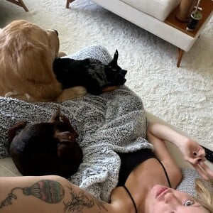 Luísa Sonza mostra momento em casa relaxando com seus pets