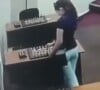 As imagens mostram Abakarova se aproximando da mesa de Osmanova no salão do torneio, manipulando as peças destinadas à rival e espalhando uma substância sobre elas. O conteúdo, confirmado posteriormente como mercúrio, causou tontura severa e náuseas em Osmanova