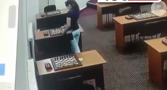 As imagens mostram Abakarova se aproximando da mesa de Osmanova no salão do torneio, manipulando as peças destinadas à rival e espalhando uma substância sobre elas. O conteúdo, confirmado posteriormente como mercúrio, causou tontura severa e náuseas em Osmanova