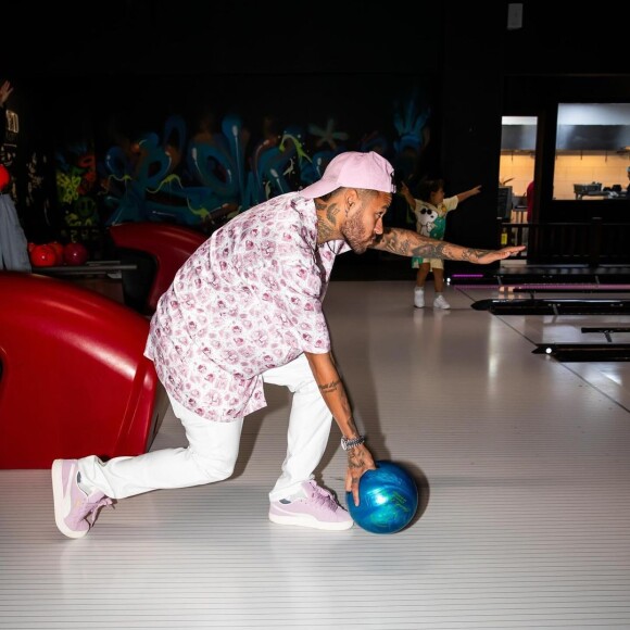 Neymar se divertiu jogando boliche em família