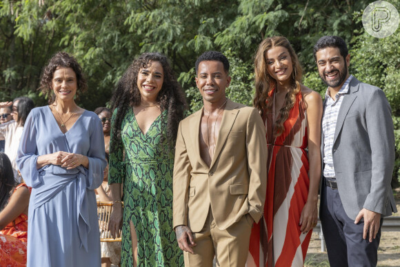 Meire (Malu Galli), Natasha ( Galba Gogóia), Jorge/Janaína ( Bianca Dellafancy), Maitê (Gabriela Loran) e Décio (Miguel Rômulo) no casamento de Buba (Gabriela Medeiros)