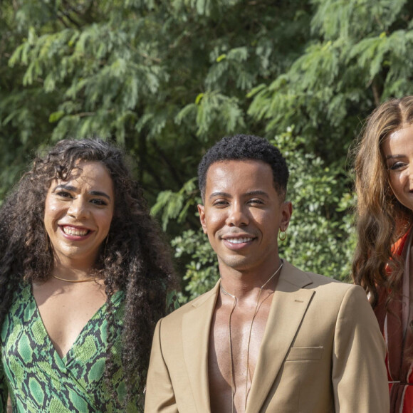 Meire (Malu Galli), Natasha ( Galba Gogóia), Jorge/Janaína ( Bianca Dellafancy), Maitê (Gabriela Loran) e Décio (Miguel Rômulo) no casamento de Buba (Gabriela Medeiros)