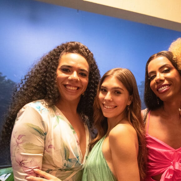 As amigas de Buba (Gabriela Medeiros): Natasha (Galba Gogóia), Janaína ( Bianca Dellafancy) e Maitê ( Gabriela Loran)