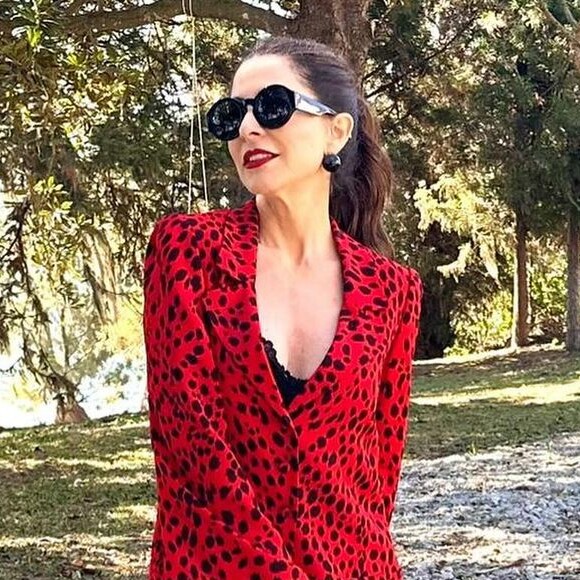 Em cada temporada do programa, podemos observar algumas pequenas mudanças nas roupas, mas sem perder a essência do estilo de Ana Paula.