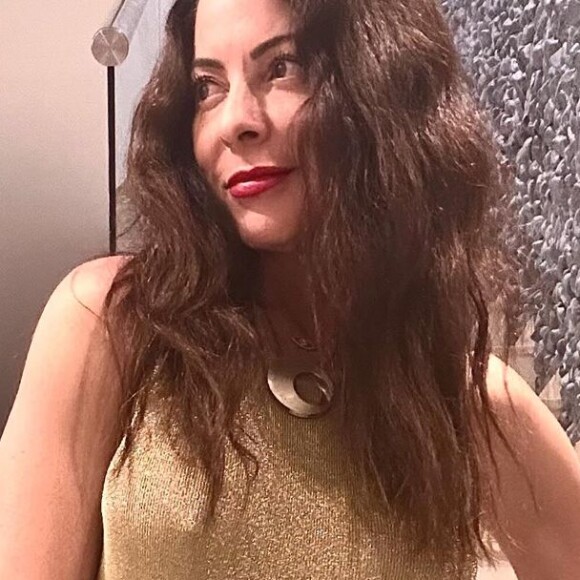 Seu estilo de moda é básico mas sempre com um toque de elegância.