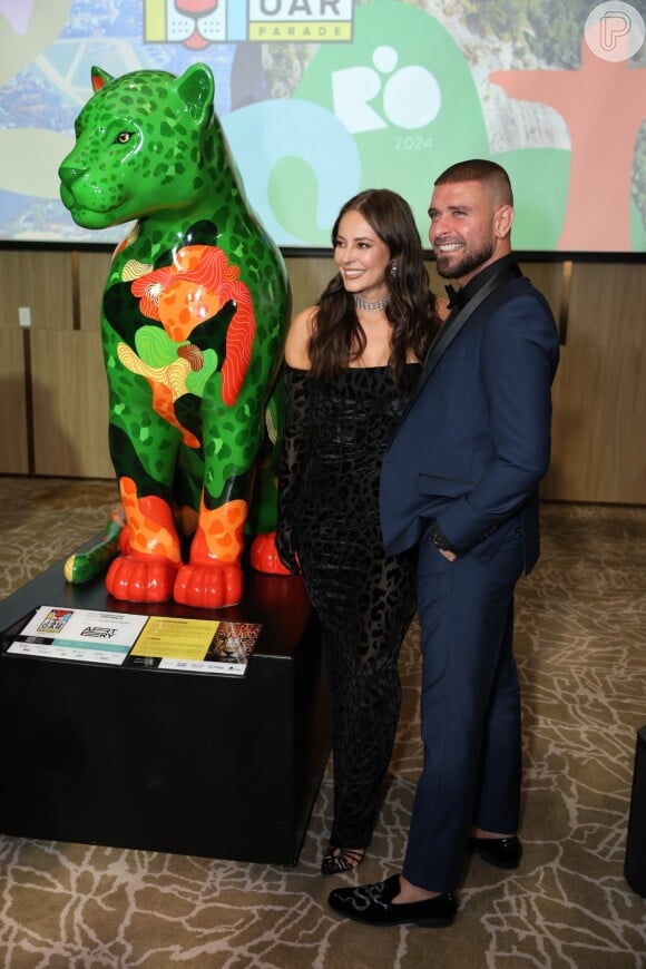 Paolla Oliveira escolheu um vestido preto ombro a ombro animal print para prestigiar leilão beneficente