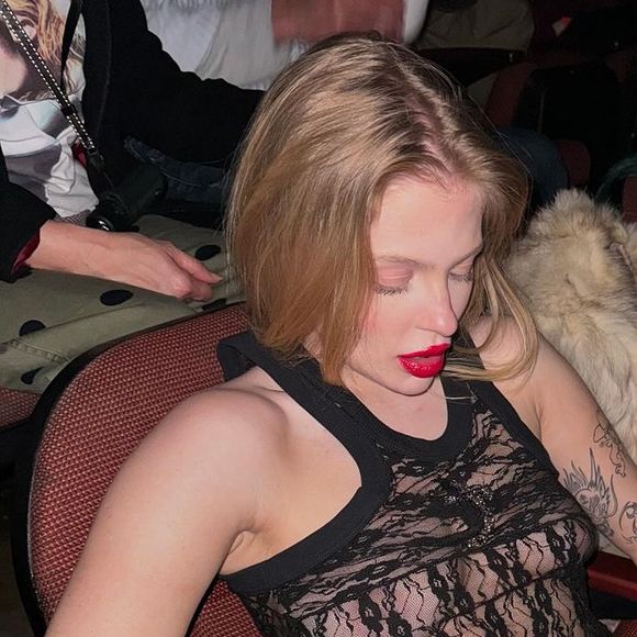 Luísa Sonza postou foto onde aparece sem sutiã e com uma blusa rendada preta e transparente