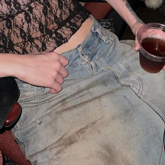 Luísa Sonza chamou mais atenção pela calça jeans, que parece estar encardida