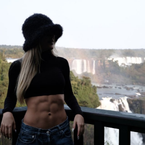 Em uma das fotos, Jade Picon exibiu sua barriga definida que sempre rouba a cena na web