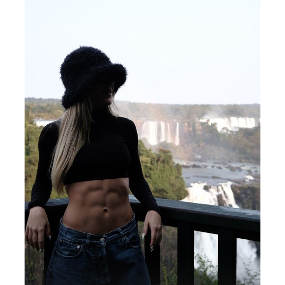 Em uma das fotos, Jade Picon exibiu sua barriga definida que sempre rouba a cena na web