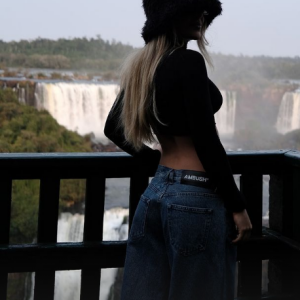 Nesta quinta (15), Jade Picon posou nas Cataratas do Iguaçu, em Santa Catarina, aproveitando um dia de folga