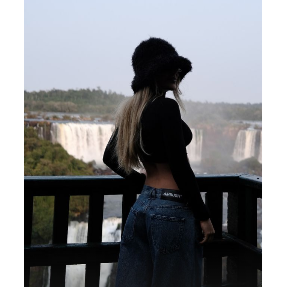 Nesta quinta (15), Jade Picon posou nas Cataratas do Iguaçu, em Santa Catarina, aproveitando um dia de folga