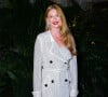 Marina Ruy Barbosa apostou em trench coat de malha e com pedrarias da grife Self-Portrait