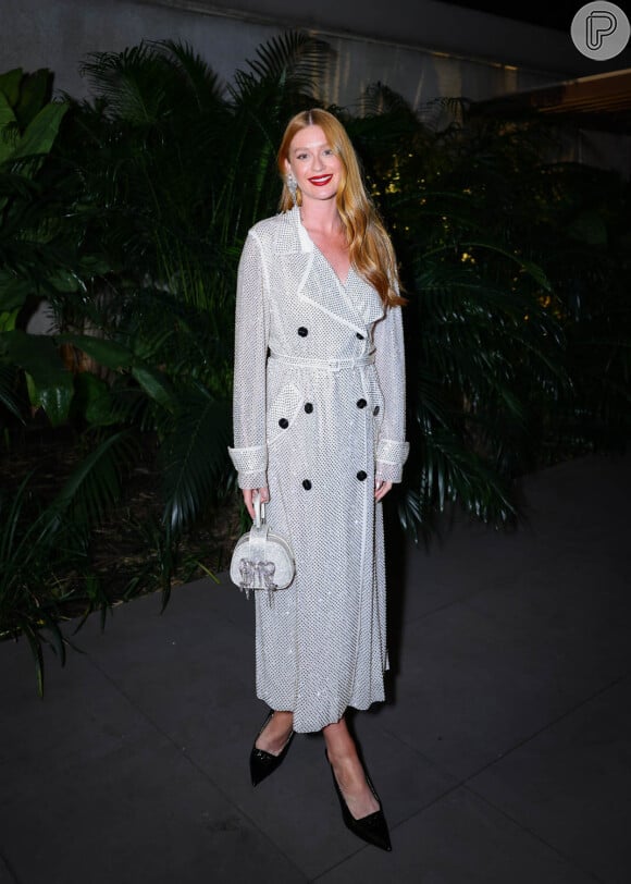 Marina Ruy Barbosa apostou em trench coat de malha e com pedrarias da grife Self-Portrait