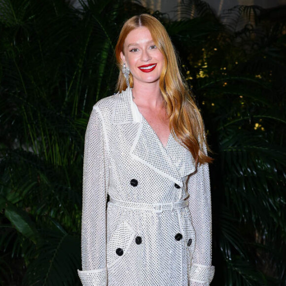 Marina Ruy Barbosa apostou em trench coat de malha e com pedrarias da grife Self-Portrait