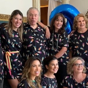 Silvio Santos em foto de seu aniversário ao lado das seis filhas, da mulher, Iris Abravanel, e de três dos cinco irmãos