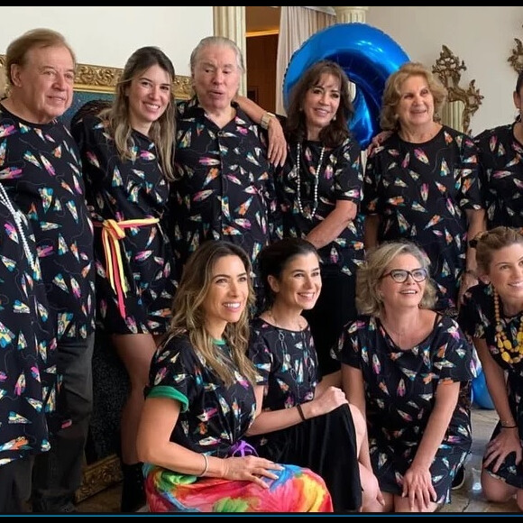 Silvio Santos em foto de seu aniversário ao lado das seis filhas, da mulher, Iris Abravanel, e de três dos cinco irmãos
