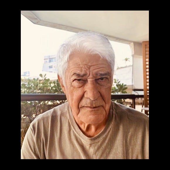 William Bonner compartilhou uma foto bem mais velho, feita via aplicativo, para comunicar a novidade