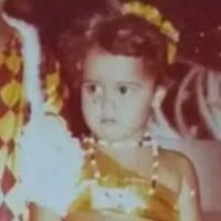 Nos anos 80, essa menininha com cara de brava já desfilava no Carnaval; hoje é uma das maiores musas da Sapucaí. Reconhece?