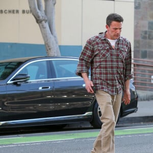 Ben Affleck foi flagrado a caminho de seu escritório em Beverly Hills. Ele andou cabisbaixo enquanto parecia extremamente pensativo