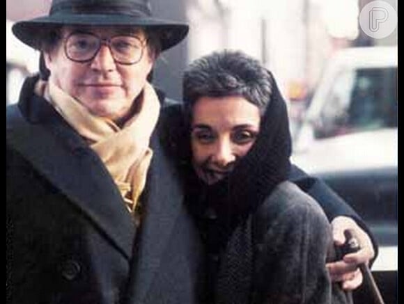 Em foto de arquivo, Suzana de Moraes ao lado do amigo e maestro Tom Jobim, parceiro de canções com o seu pai, o poeta Vinícius de Moraes