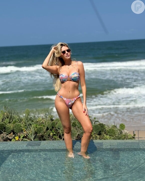 Bárbara Evans mostrou o resultado de suas plásticas em fotos de biquíni postadas na web