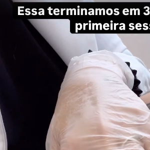 Karoline Lima também se defez de uma tatuagem com a sigla 'ADR', feita em homenagem a Pedro Rezende, ex de Virgínia, que tem uma agência com este nome