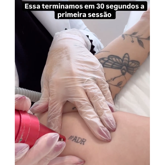 Karoline Lima também se defez de uma tatuagem com a sigla 'ADR', feita em homenagem a Pedro Rezende, ex de Virgínia, que tem uma agência com este nome