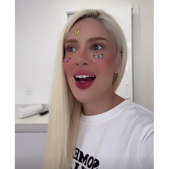 Karoline Lima contou, nesta quarta-feira (28) estar removendo algumas de suas tattoos antigas