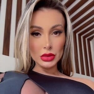 Andressa Urach parece disposta a provocar mais controvérsia. Nesta quinta-feira (29), a famosa manifestou a intenção de adicionar um terceiro seio