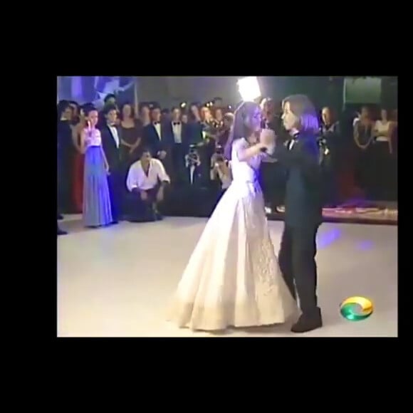 Sandy dançou com o pai, Xororó, o irmão, Junior, o avô materno e encerrou com Tomás Zákia, apontado como o primeiro namorado da jovem