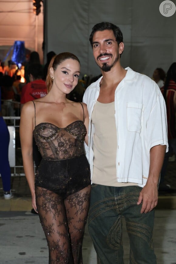 Giovanna Lancellotti, de transparência, e o noivo, Gabriel David, foram a evento do carnaval 2025