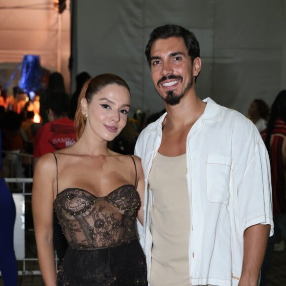 Giovanna Lancellotti, de transparência, e o noivo, Gabriel David, foram a evento do carnaval 2025