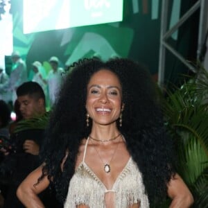 Cinnara Leal usou top com franjas para evento do carnaval 2025