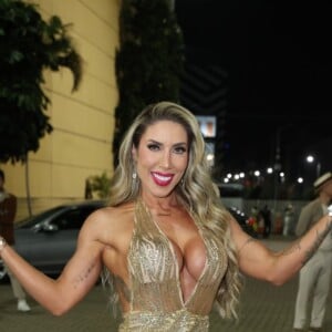 Carnaval 2025: Tati Minerato arrasou no decote em vestido curto para evento na Cidade do Samba em 30 de agosto de 2024