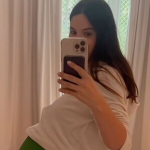 A atriz Sthefany Brito relatou um perrenge que passou com a escolha da roupa.