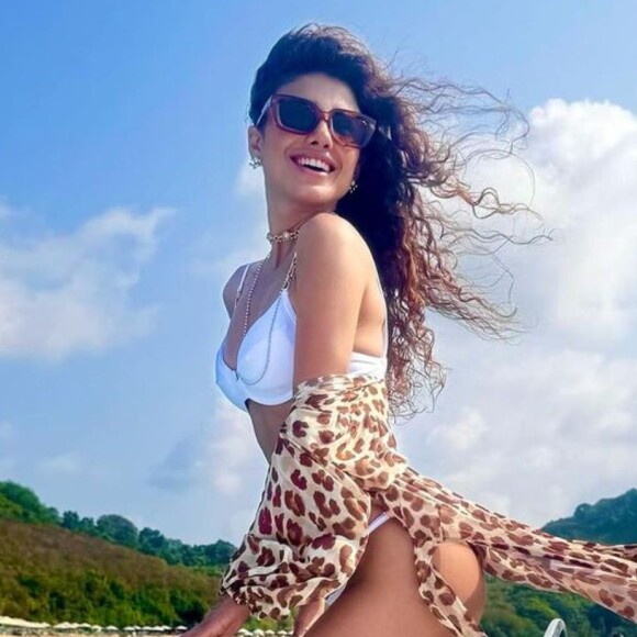 Paula Fernandes posta foto de biquíni branco e bumbum GG leva web à loucura