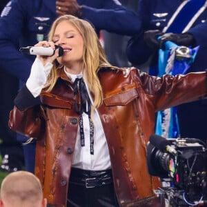 Luísa Sonza usou look 100% ecológico e brasileiro para cantar o hino nacional em primeiro jogo da NFL no Brasil