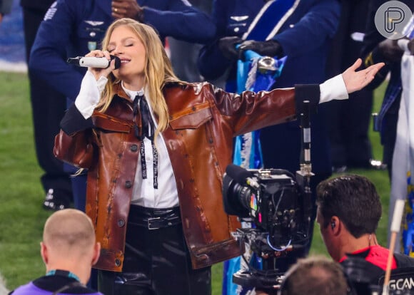 Luísa Sonza usou look 100% ecológico e brasileiro para cantar o hino nacional em primeiro jogo da NFL no Brasil