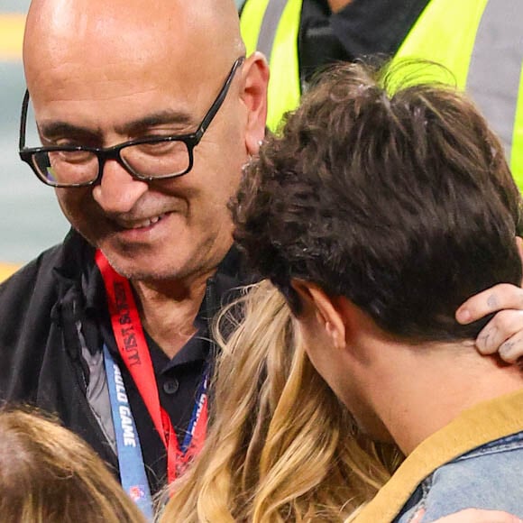 Luísa Sonza e Luis Ribeirinho foram flagrados trocando carícias após hino nacional da NFL