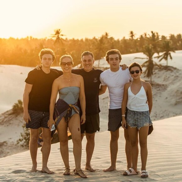 Angélica e Luciano Huck viajaram com os filhos, Eva, Joaquim e Benício