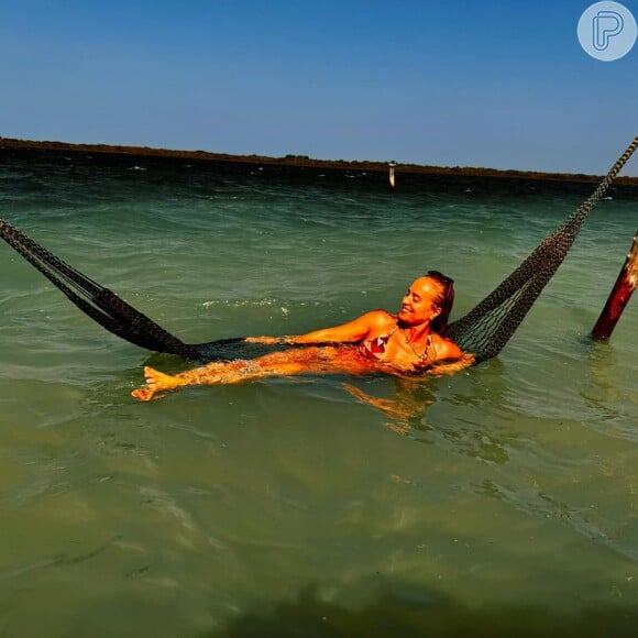 Angélica relaxou em redes montadas no mar do Ceará