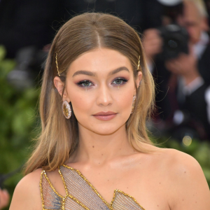 Gigi Hadid admite não ser fã de perfumes muito doces em sua rotina de beleza