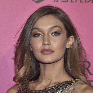 A modelo Gigi Hadid valoriza perfumes que sejam um mix de fragrâncias doces e almiscaradas