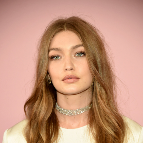 Perfume importado feminino: cheiro favorito de Gigi Hadid é perfeito para quem odeia perfume muito doce