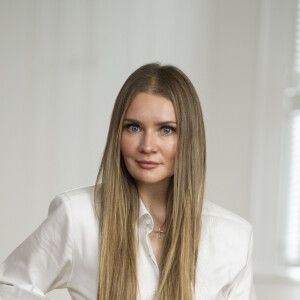 Anna Delvey foi anunciada como 'artista, ícone da moda e socialite infame de Nova York' pelo 'Dancing with the Stars'