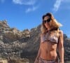 Carolina Dieckmann atualizou suas redes sociais com novas fotos de biquíni enquanto curtia uma praia no país