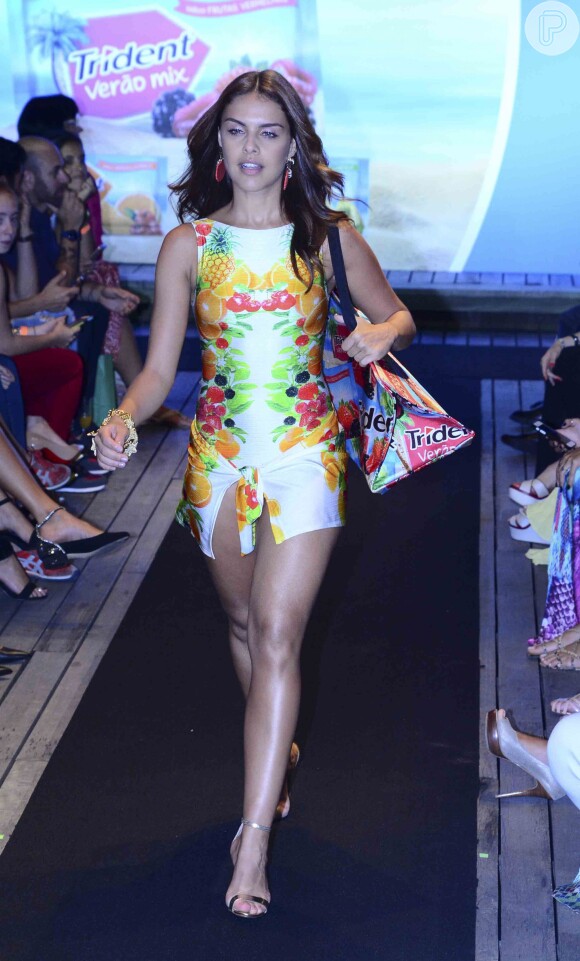 Paloma Bernardi desfila coleção moda praia da Cia Marítima em parceria com a Trident