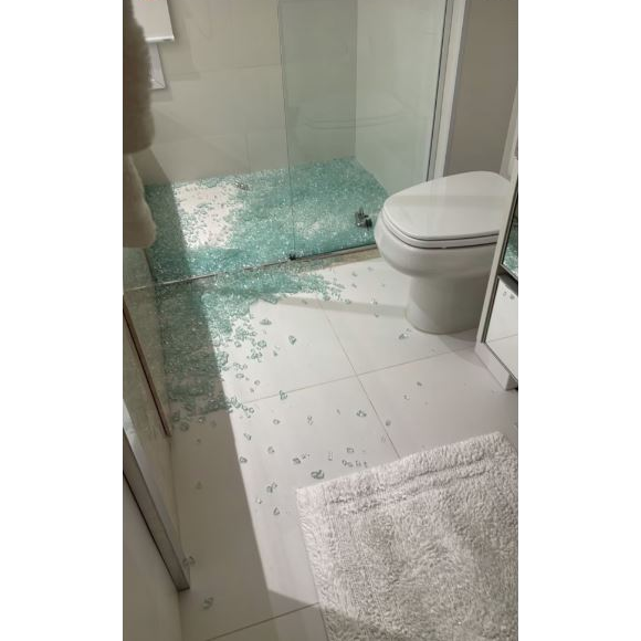 Andressa Suita exibe vidro do box estourado